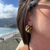 Orecchini con Maglia Intrecciata e Smalto “Vitamin Sea” 🌈